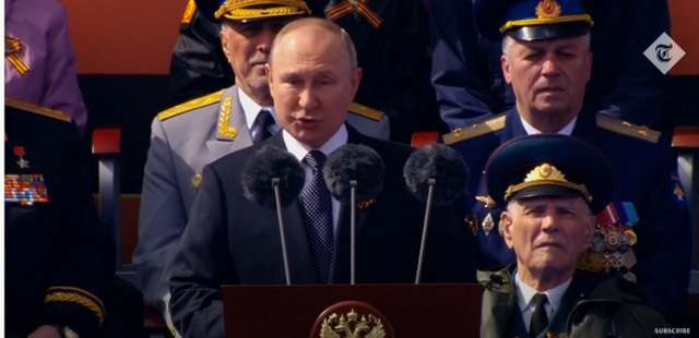 블라디미르 푸틴 러시아 대통령이 9일(현지시간) 러시아 모스크바 붉은광장에서 열린 열병식에서 연설하고 있다. (출처: 텔레그래프 유튜브 캡처)