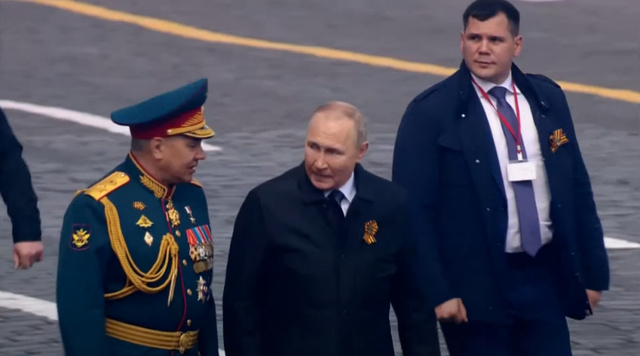 블라디미르 푸틴 러시아 대통령(가운데)이 9일(현지시간) 러시아 모스크바 붉은광장에서 열린 열병식 후 이동하고 있다. (출처: 인디펜던트 유튜브 캡처)