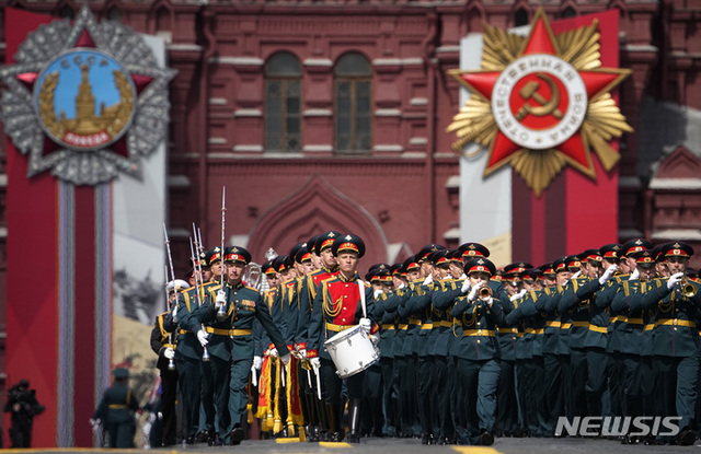 제2차 세계대전 종전 77주년을 맞은 9일(현지시간) 러시아 모스크바에서 열린 전승절 열병식 중 러시아 육군 관현악단이 행진하고 있다. (출처: 뉴시스)