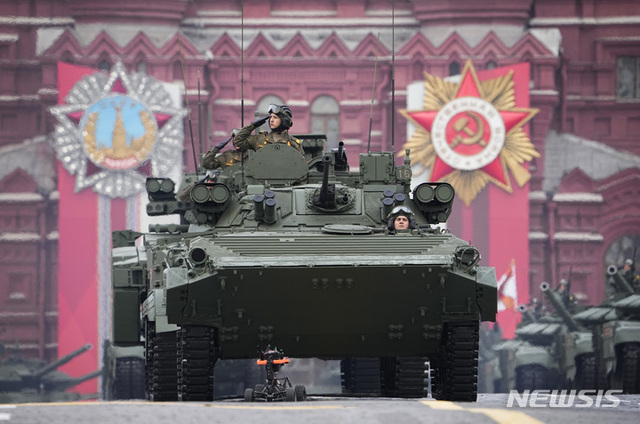 제2차 세계대전 종전 77주년을 맞은 9일(현지시간) 러시아 모스크바에서 열린 전승절 열병식에서 러시아 군용 차량이 이동하고 있다. (출처: 뉴시스)