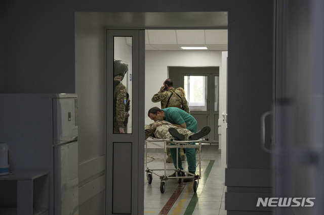 [도네츠크=AP/뉴시스] 9일(현지시간) 우크라이나 도네츠크 지역의 한 병원에서 러시아군의 공격으로 부상한 우크라이나 군인이 치료를 받고 있다.
