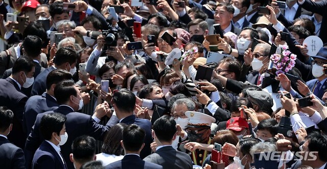 윤석열 대통령이 10일 국회에서 열린 제 20대 대통령 취임식을 마치고 나가며 참석자들과 인사를 하고있다. (출처: 뉴시스)