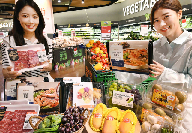 모델들이 12일 서울 등촌동 소재 홈플러스 강서점에서 ‘나들이 먹거리 할인전’ 행사 상품을 소개하고 있다. (제공: 홈플러스)