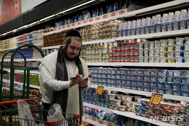 지난 4월 19일 미국 뉴욕 브루클린 윌리엄스버그 인근 하시딕 유대인 구역에 있는 슈퍼마켓에서 모셰 베르즈버거가 유월절 음식과 다른 식료품들을 구입하고 있다. (출처: 뉴시스)