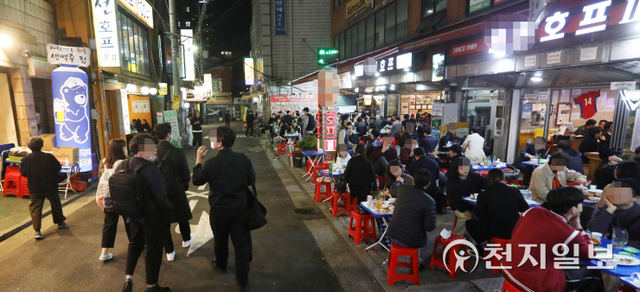 [천지일보=남승우 기자] ‘단계적 일상회복(위드 코로나)’ 1단계 시행으로 영업시간과 사적모임 제한이 완화된 1일 밤 10시경 서울 중구 을지로 노가리 골목이 퇴근 후 맥주 한 잔 하러 나온 시민들로 북적이고 있다. ⓒ천지일보 2021.11.1