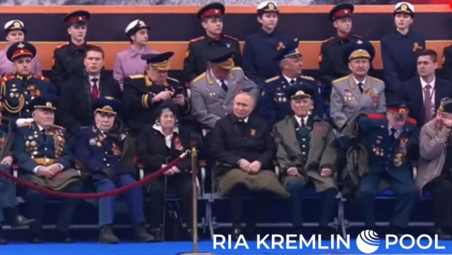 블라디미르 푸틴(가운데) 러시아 대통령이 지난 5월 9일(현지시간) 모스크바 붉은광장에서 열린 제2차 세계대전 종전기념일(러시아 전승절) 군사 퍼레이드를 참관하고 있다. 이날 날씨가 춥지 않았음에도 푸틴 대통령이 두꺼운 모직 담요를 무릎에 두르고 있어 건강이상설이 다시 제기됐다. (출처: 크렘린궁 트위터 캡처)