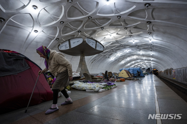 [하르키우=AP/뉴시스] 12일(현지시간) 우크라이나 하르키우에서 한 노인이 방공호로 사용 중인 지하철역 안을 걸어가고 있다.