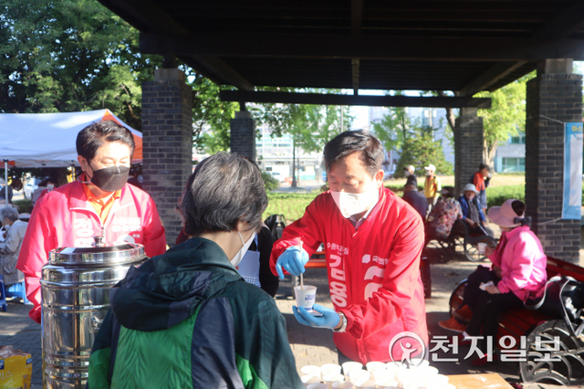 김용남 수원시장 후보가 15일 장안공원에서 사랑을 만드는 사람들의 봉사회와 함께 무료 급식 봉사를 진행하고 있다. (제공: 김용남 수원시장 후보 선거사무소) ⓒ천지일보 2022.5.16