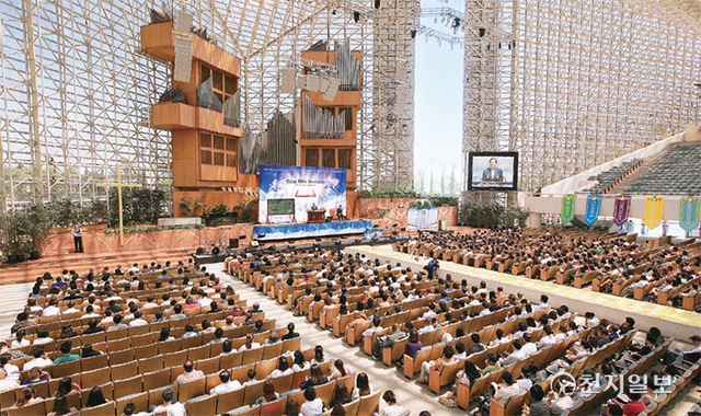 2012년 7월 21일 미국 캘리포니아주 오렌지카운티에 위치한 수정교회에서 열린 성경세미나에 1500여명이 참석해 이 대표의 강연을 듣고 있다. 수정교회는 전 세계에서 가장 큰 개신교회로 알려져 있다. (제공: HWPL) ⓒ천지일보 2022.5.16