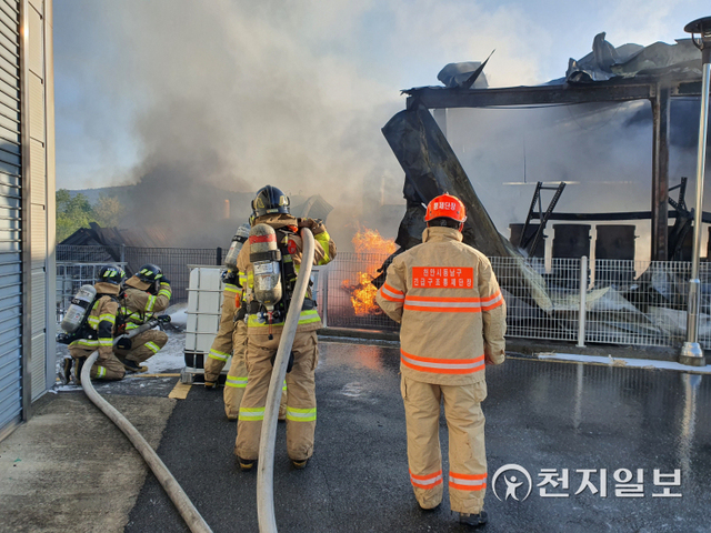 성남면 화성리 화학물질 공장 화재현장. (제공: 천안동남소방서) ⓒ천지일보 2022.5.16