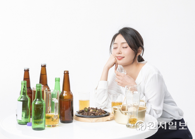 성년의 날 음주 관련 이미지(제공: 유디치과) ⓒ천지일보 2022.5.16