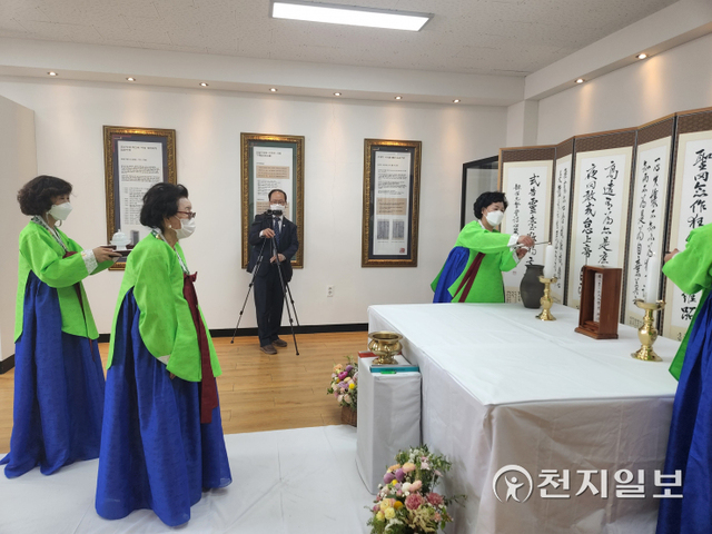 지난 16일 강영숙 한국여성예림회 원주시지회장이 여성 성리학자 임윤지당 선양관에서 제16회 임윤지당 얼 선양 헌다례를 거행하고 있다. (제공: 원주시청) ⓒ천지일보 2022.5.17