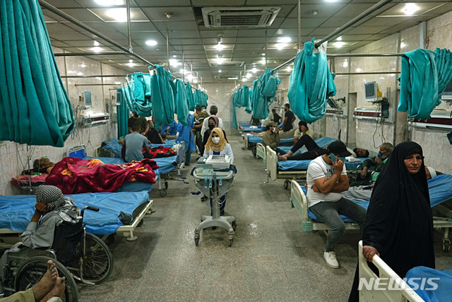 [바그다드=AP/뉴시스] 16일(현지시간) 이라크 바그다드의 한 병원에서 모래폭풍으로 호흡기 질환을 앓는 사람들이 치료받고 있다.