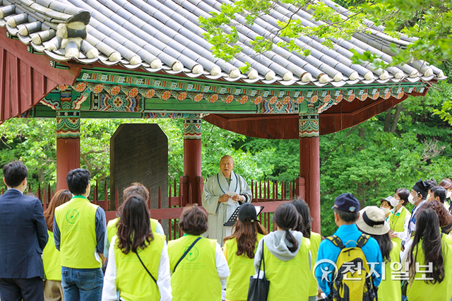 ㈔하늘문화세계평화광복(HWPL, 대표 이만희) 서울경기남부지부 용인지회가 14일 ‘종교 화합 평화 성지순례’를 개최했다. 법기사 주지 석청보스님이 경기 용인시 서봉사지에서 불교의 기본 가르침을 교육하고 있다. (제공: HWPL 서울경기남부지부 용인지회) ⓒ천지일보 2022.5.17