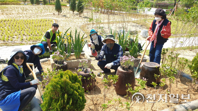 위드 정원 프로그램 참가자들이 17일 오목호수공원에서 정원을 만들고 있다. (제공: 수원시) ⓒ천지일보 2022.5.17