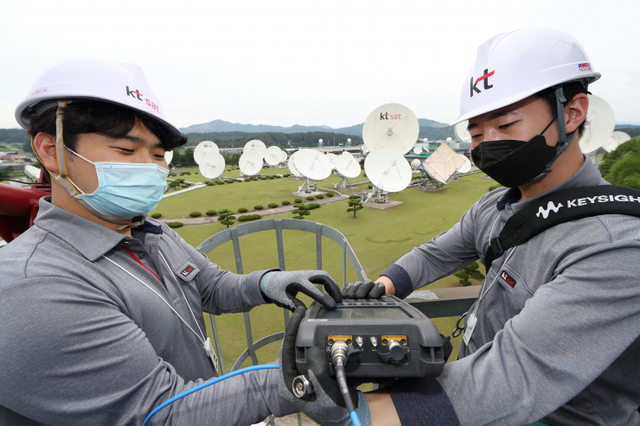 KT SAT 직원들이 금산위성센터 위성 안테나를 점검하고 있다. (제공: KT SAT)