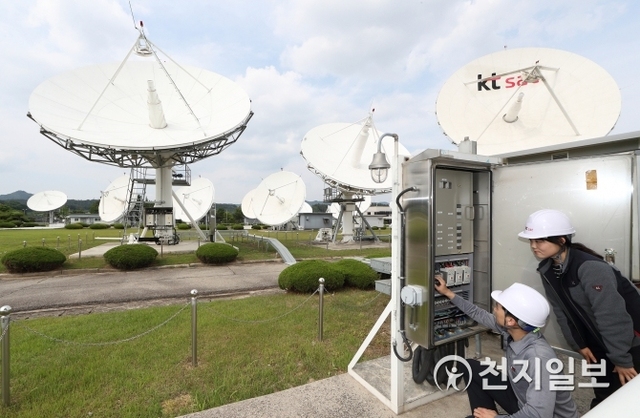 KT SAT 직원들이 금산위성센터에서 위성 안테나를 점검하고 있다. (제공: KT) ⓒ천지일보 2018.6.7