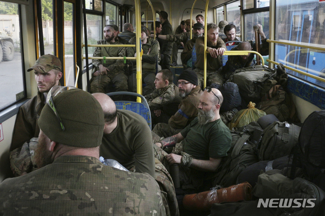 [올레니우카=AP/뉴시스] 17일(현지시간) 마리우폴 아조우스탈 제철소에서 저항하던 우크라이나 군인들이 도네츠크인민공화국(DPR) 올레니우카로 후송돼 교도소 부근 버스에 앉아있다. 부상자 포함 약 265명의 우크라이나 군인이 DPR이 통제하는 마을로 이송된 것으로 알려졌다.