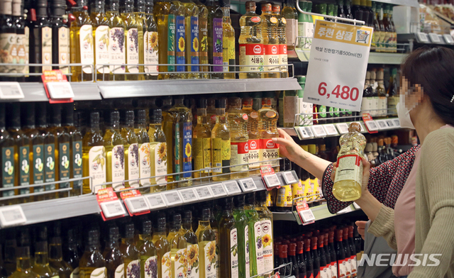 25일 서울 시내 한 대형마트에서 고객이 식용유를 고르고 있다. (출처: 뉴시스)