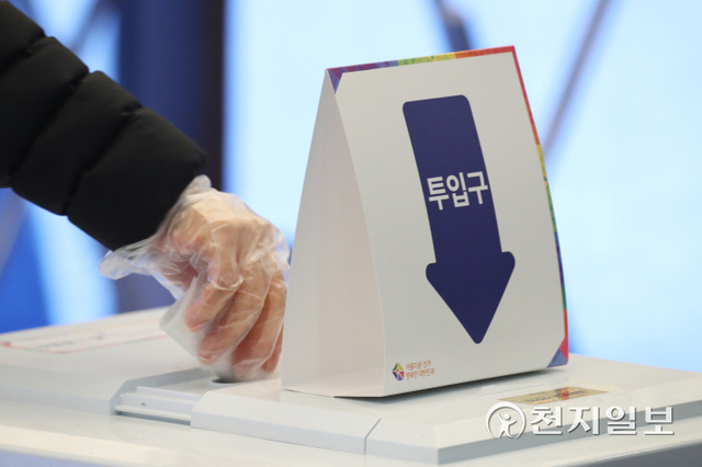 [천지일보=박준성 기자] 제20대 대통령 선거일인 9일 서울 영등포구 여의도더샵아일랜드파크에 마련된 여의동 제8투표소를 찾은 시민들이 투표를 하고 있다. ⓒ천지일보 2022.3.9