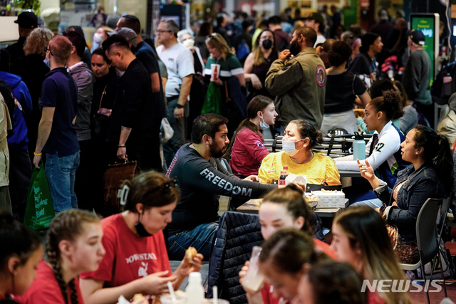 지난달 22일(현지시간) 미국 필라델피아의 리딩 터미널 마켓에서 마스크를 착용한 주민들이 식사를 하고 있다. (출처: 뉴시스)