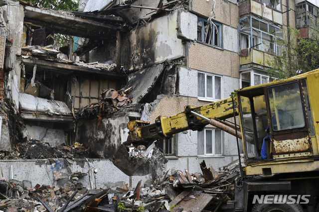 [바흐무트=AP/뉴시스] 18일(현지시간) 우크라이나 도네츠크주 바흐무트에서 구조대가 러시아군의 포격으로 파괴된 아파트에서 작업하고 있다.