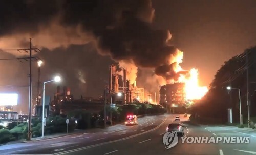 19일 울산 에쓰오일 온산공장에서 대형 화재가 발생해 불길이 치솟고 있다. (출처: 연합뉴스)