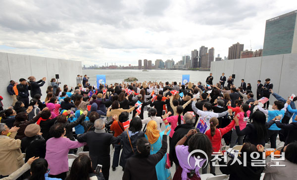 2017년 5월 8일 미국 뉴욕 프랭클린 루즈벨트 자유공원에서 열린 ‘전쟁종식 평화기념축제’에서 참석자들이 손을 맞잡고 평화의 노래를 부르고 있다. (제공: HWPL) ⓒ천지일보 2022.5.20