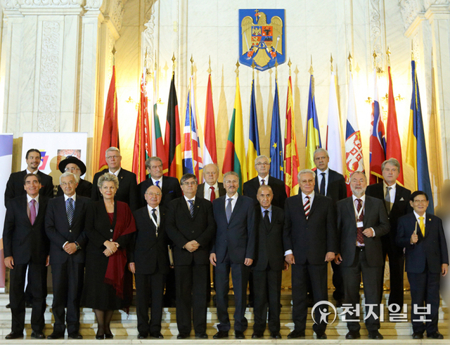 이만희 대표(앞줄 맨 오른쪽)가 2014년 11월 20일 루마니아 의회 궁에서 열린 동유럽 공산주의 체제 붕괴 25주년 기념 국제회의에 참석한 가운데 참석자들과 기념사진을 찍고 있다. ⓒ천지일보 2022.5.20
