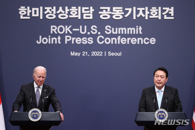 윤석열 대통령과 조 바이든 미국 대통령이 21일 서울 용산 대통령실 청사에서 공동기자회견을 하고 있다. (출처: 뉴시스)