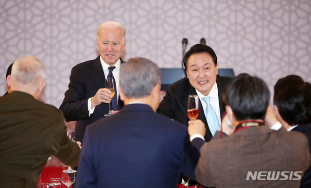 [서울=뉴시스] 윤석열 대통령과 조 바이든 미국 대통령이 21일 서울 용산구 국립중앙박물관에서 열린 한미 정상 만찬에서 건배하고 있다. 2022.05.21.