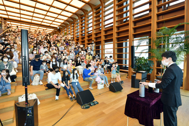 SK이노베이션 계열 구성원과 가족들이 SK서린빌딩에서 마술쇼를 관람하고 있다. (제공: SK이노베이션) ⓒ천지일보 2022.5.22
