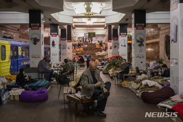 [하르키우=AP/뉴시스] 지난 19일(현지시간) 우크라이나 동부 하르키우의 지하철역에 주민들이 대피해 머물고 있다. 하르키우에서의 포격이 줄어들고 지하철은 내주 초 운행 예정이지만 일부 주민들은 여전히 이곳을 임시 방공호로 사용하고 있다.