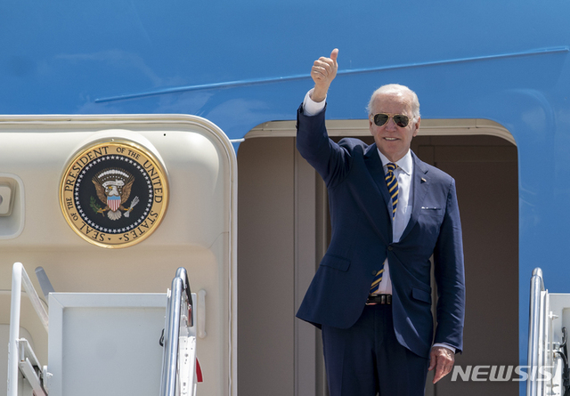 [앤드루스공군기지=AP/뉴시스] 조 바이든 미국 대통령이 19일(현지시간) 메릴랜드주 앤드루스 공군기지에서 한국과 일본 순방을 위해 전용기에 탑승하면서 인사하고 있다.