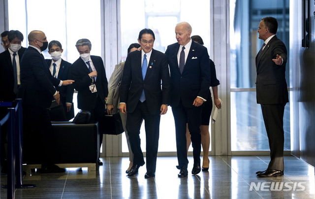 [브뤼셀=AP/뉴시스] 지난 3월 24일(현지시간) 벨기에 브뤼셀의 북대서양조약기구(NATO·나토) 본부에서 열린 주요 7개국(G7) 정상회의에 참석한 조 바이든 미국 대통령(오른쪽)과 기시다 후미오 일본 총리가 사진촬영 후 함께 걸어가며 대화하고 있다. 2022.05.22.