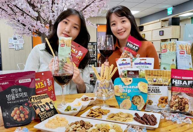 모델들이 세븐일레븐 와인&플레이트 제품들을 선보이고 있다. (제공: 세븐일레븐)