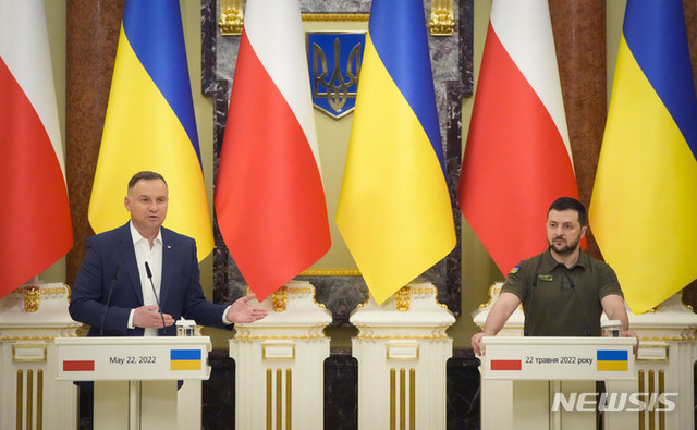 [키이우=AP/뉴시스] 볼로디미르 젤렌스키(오른쪽) 우크라이나 대통령과 안제이 두다 폴란드 대통령이 22일(현지시간) 회담 후 공동 기자회견을 하고 있다. 젤렌스키 대통령은 