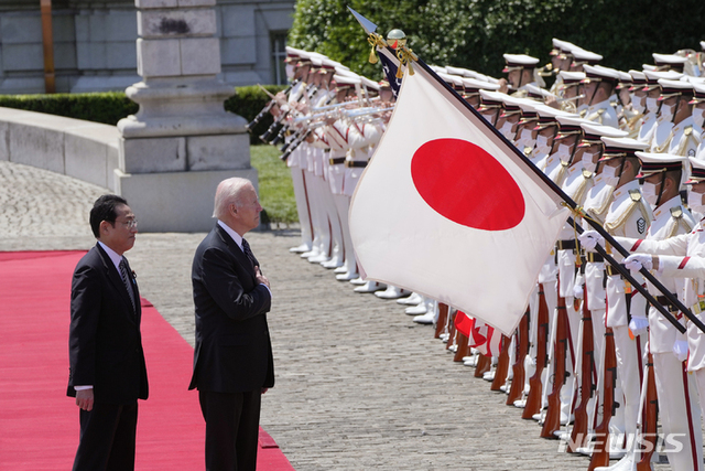 [도쿄=AP/뉴시스] 조 바이든(오른쪽) 미국 대통령이 23일 일본 도쿄 영빈관에서 열린 환영식에 참석해 기시다 후미오 일본 총리와 함께 의장대를 사열하고 있다.