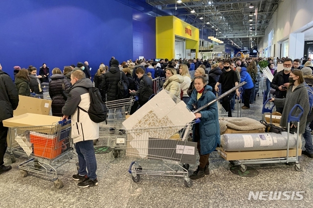 지난 3월 3일(현지시간) 러시아 모스크바 교외의 이케아 매장에서 주민들이 줄을 서 있다. 이케아는 러시아 침공 후 운영을 중단했다. (출처: 뉴시스)