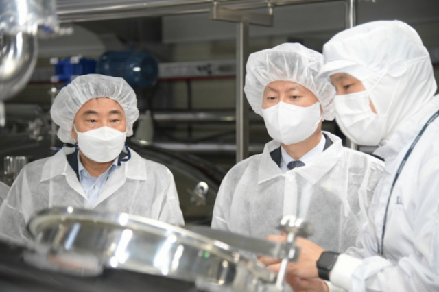 김강립 처장이 지난 9일 스마트 해썹을 적용하는 경기도 여주시 소재 주류제조업체를 방문, 위생관리 실태와 신종 코로나바이러스 감염증(코로나19) 방역 관리 상황을 점검하고 있다. (제공: 식품의약품안전처)