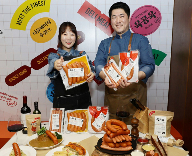 직원들이 육공육 더블에이징 후랑크를 소개하고 있다. (제공: CJ제일제당)