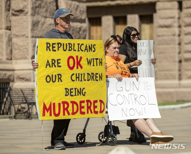 25일(현지시간) 미국 텍사스주 오스틴의 국회의사당에서 총기 규제를 요구하는 시위가 열린 가운데 시위대가 피켓을 들고 있다. (출처: 뉴시스)