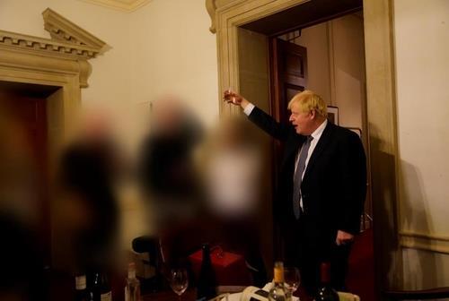 (런던=연합뉴스) 보리스 존슨 영국 총리가 코로나19 봉쇄 중이던 2020년 11월 13일 총리실에서 개최된 송별 파티에 참석해서 술잔을 들어 올리고 있다. (영국 정부 보고서 갈무리)