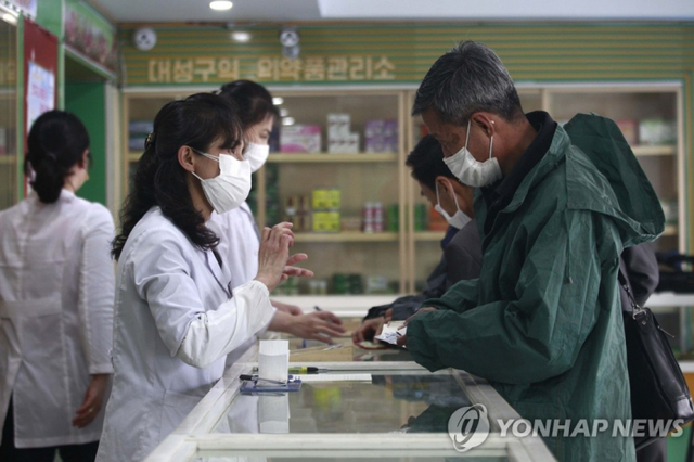 코로나 확산 속 약품 처방하는 평양 약국 직원들. (출처: 연합뉴스)