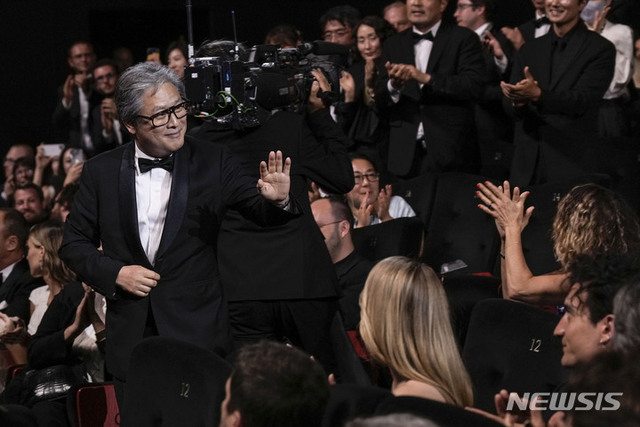 박찬욱 감독이 28일(현지시간) 프랑스 남부 칸 국제 영화제 시상식에서 사람들에게 손을 흔들고 있다. 박 감독은 이날 영화 '헤어질 결심'을 통해 감독상을 수상했다. (출처: 뉴시스)