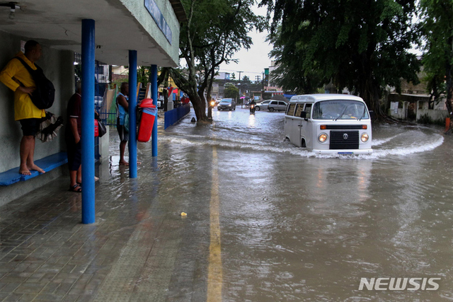 28일 브라질 북동부에 폭우가 내린 가운데 페르남부코주 헤시피의 한 거리가 침수됐다. (출처: 뉴시스)