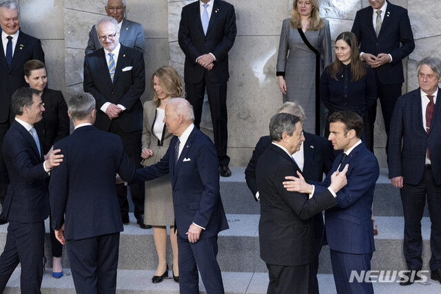 지난 3월 24일(현지시간) 벨기에 브뤼셀 북대서양조약기구(나토) 본부에서 나토 동맹국 지도자들이 기념사진을 찍고 있다. 왼쪽부터 알렉산드르 드 크루 벨기에 총리, 옌스 스톨텐베르그 나토 사무총장, 카야 칼라스 에스토니아 총리, 조 바이든 미국 대통령. 오른쪽은 마리오 드라기 이탈리아 총리와 에마뉘엘 마크롱 프랑스 대통령. 이 두 지도자는 우크라이나 전쟁을 하루 속히 끝내야 한다는 입장으로, 협상과 휴전을 주장하고 있다. (출처: 뉴시스)