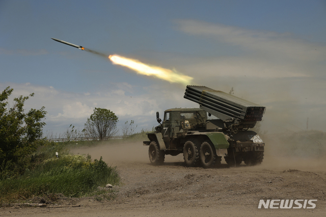 28일(현지시간) 우크라이나 동부 도네츠크에서 러시아의 지원을 받고 있는 도네츠크인민공화국(DPR) 민병대가 다연장 로켓포를 발사하고 있다. (출처: 뉴시스)