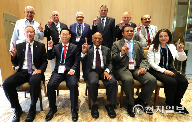 하키 데몰리 코소보 전(前) 국방부 장관(뒷줄 오른쪽에서 세 번째)이 2018년 9월 18일 열린 국제법평화위원회 회의에 참석해 각국 법조인들과 기념촬영하고 있다. ⓒ천지일보 2022.5.30