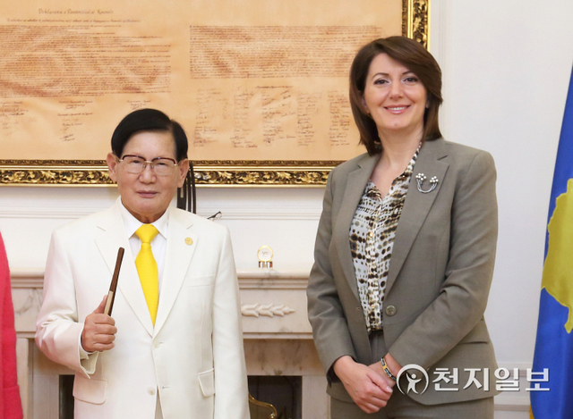 이만희 HWPL 대표(왼쪽)가 2015년 12월 11일 아티페테 야히아가 코소보 대통령(순방 당시)과 평화회담을 갖고 기념촬영을 하고 있다. (제공: HWPL) ⓒ천지일보 2022.5.30